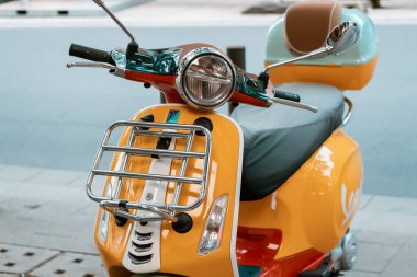 31 Temmuz 2022, Köln, Almanya: Vespa eski mobilet şehir otoparkında