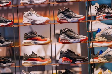 31 Temmuz 2022, Köln, Almanya: Spor rahat ayakkabılar veya spor ayakkabıları tezgahın üzerinde koşmak ve spor yapmak için