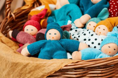 El yapımı pazarda çocuklar için çeşitli yumuşak oyuncaklar satılıyor.