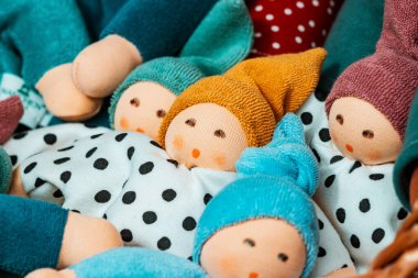 El yapımı pazarda çocuklar için çeşitli yumuşak oyuncaklar satılıyor.