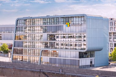 29 Temmuz 2022, Köln, Almanya: Microsoft marka bir ofis binasının logosu. Yazılım ve bilgisayar teknolojisi dijital şirketi