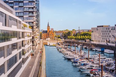29 Temmuz 2022, Köln, Almanya: Rheinauhafen gezinti alanı ünlü Crane evleri ve marinası yakınlarında tekneleri ve Harry Blum Platz