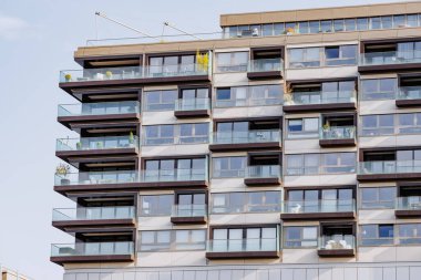 29 Temmuz 2022, Köln, Almanya: Rheinauhafen 'deki Crane konut binasında apartman evleri