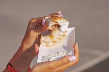 Krema soslu lezzetli börekler İspanya ve Arjantin 'de popülerdir. Sokak yemekleri ve fast food konsepti