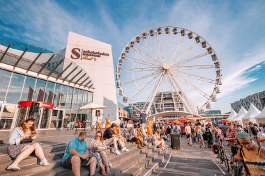 29 Temmuz 2022, Köln, Almanya: Dönme dolap ve Çikolata Müzesi yakınlarında dinlenen halk ve turist. Sokak yemeği festivali. Tatil ve boş zaman