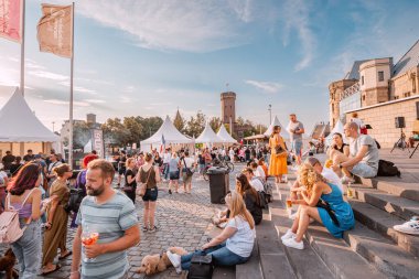 29 Temmuz 2022, Köln, Almanya: Koln şehir merkezinde izinli bir günde dinlenen kalabalık, sokak yemekleri festivalinde bir şeyler atıştırıyor