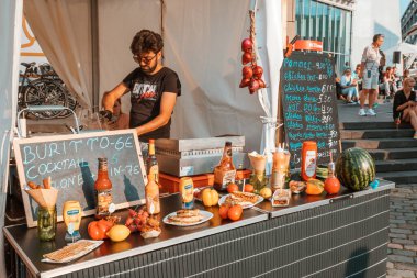 29 Temmuz 2022, Köln, Almanya: Sokak yemekleri festivalinde Meksika mutfağı. Buritto ve diğer geleneksel sıcak yemekler.