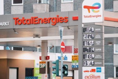 30 Temmuz 2022, Köln, Almanya: Arabaları Total Enerjiler benzin istasyonunda benzin ve dizelle dolduruluyor. Petrol ürünleri için enflasyon ve pahalı fiyatlar