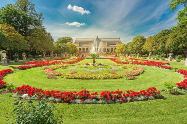 30 Temmuz 2022, Köln, Almanya: Çiçekleri, dekoratif vazoları ve Koln 'da zengin bir çeşmesi olan Muhteşem Flora Botanik Bahçesi