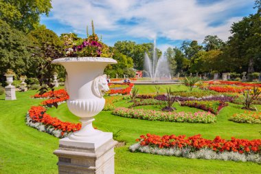 Çiçekleri, dekoratif vazoları ve Almanya 'nın Köln şehrinde zengin bir çeşmesi olan muhteşem Flora Botanik Bahçesi.