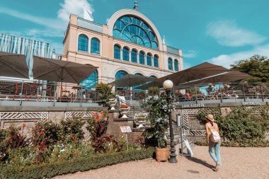 30 Temmuz 2022, Köln, Almanya: Çiçekli ve etkinlik salonlu Muhteşem Flora Botanik Bahçesi