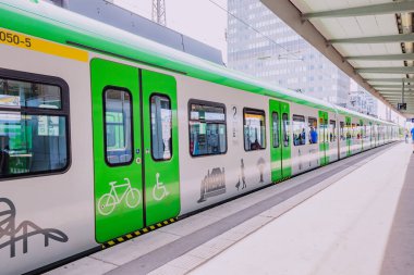 28 Temmuz 2022, Essen, Almanya: modern yüksek hızlı şehirlerarası tren yolcu taşır. Kamu eko elektrik taşımacılığı ve teknolojisi.