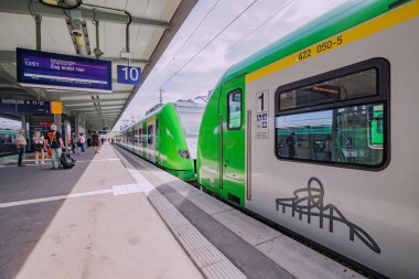 28 Temmuz 2022, Essen, Almanya: modern yüksek hızlı şehirlerarası tren bir platform istasyonunda yolcuları bekliyor. Kamu eko elektrik taşımacılığı ve teknolojisi.