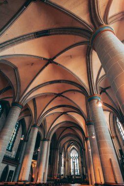 28 Temmuz 2022, Essen, Almanya: Gotik bir kilise veya katedral Dom Minster 'ın içinde görkemli tavan manzarası