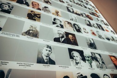 28 Temmuz 2022, Essen, Almanya: Geçmişteki ve günümüzdeki ünlü Yahudilerin fotoğrafları - dahiler, yazarlar, aktörler, ünlü bilim adamları, vs. Essen Sinagogu 'ndaki müzede.