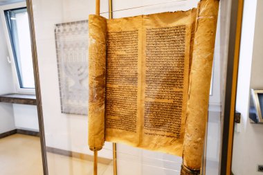 28 Temmuz 2022, Essen, Almanya: Elle yazılmış Tevrat parşömeni veya Sefer. Yahudi dini ve Yahudilik kavramı