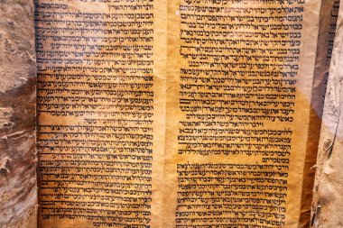 28 Temmuz 2022, Essen, Almanya: Elle yazılmış Tevrat parşömeni veya Sefer. Yahudi dini ve Yahudilik kavramı