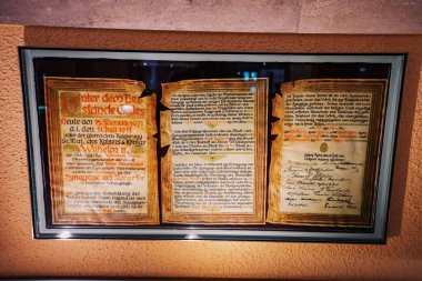 28 Temmuz 2022, Essen, Almanya: Essen sinagogunun temel taşını oluşturan tarihi belge ve sertifika