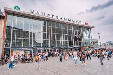 28 Temmuz 2022, Köln, Almanya: Hauptbahnhof tren istasyonu yakınlarında turist kalabalığı