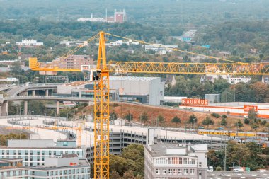 28 Temmuz 2022, Köln, Almanya: Koln şehir merkezinde inşaat vinçleri. Alman sanayii ve emlak kavramı