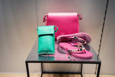 29 Temmuz 2022, Köln, Almanya: Roeckl deri çantalı ve eldivenli moda mağazası vitrini