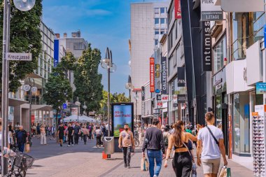 29 Temmuz 2022, Köln, Almanya: Şehir hayatının panoramik manzarası. Koeln Merkezi 'ndeki yaya caddesinde yürüyen insanlar ve turistler
