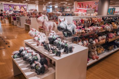 29 Temmuz 2022, Köln, Almanya: Tek boynuzlu at yumuşak çocuk oyuncakları dükkanda satılıyor