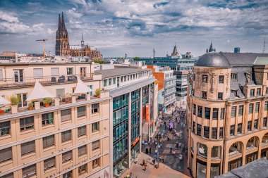 29 Temmuz 2022, Köln, Almanya: Popüler bir alışveriş caddelerinin havadan manzarası ve arka planda Köln Katedrali. Seyahat gezisi ve gayrimenkul