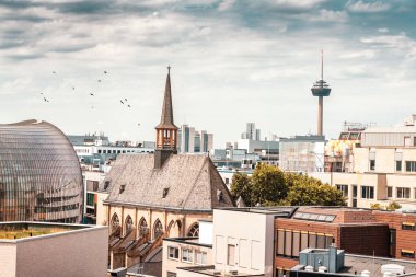 Antoniterkirche kilisesi ve televizyon kulesinin mimari baskın olduğu Köln şehrinin havadan görünüşü. Almanya 'da gayrimenkul ve şehir hayatı.