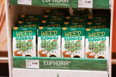 29 Temmuz 2022, Köln, Almanya: Markette satılık kenevir kurabiyeleri ve diğer şekerler