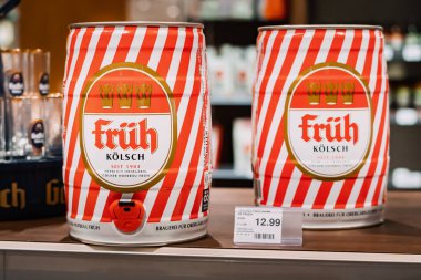 29 Temmuz 2022, Köln, Almanya: Alman süpermarketinde satılık geleneksel Kolsch birası