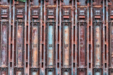 Fabrikada kokain kömürü üretmek için çelik kirişli endüstriyel arka plan.