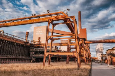 27 Temmuz 2022, Essen, Almanya: Madenlerle yenilenmiş Unesco anıtı fabrikasının panoramik manzarası, Zollverein sanayi bölgesinde kokain kullanımı. Seyahat simgesi