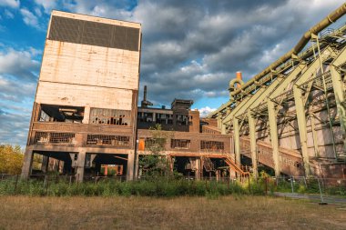 27 Temmuz 2022, Essen, Almanya: Madenlerle yenilenmiş Unesco anıtı fabrikasının panoramik manzarası, Zollverein sanayi bölgesinde kokain kullanımı. Seyahat simgesi