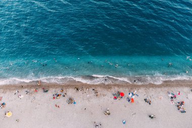 Akdeniz tatil köylü havadan kumsal manzaralı. Cennet rivierası ve yaz tatilleri