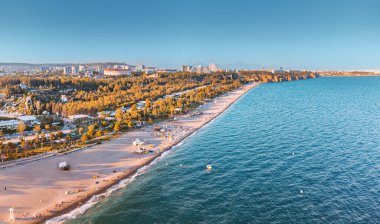 Antalya tatil köyündeki popüler ve manzaralı Konyaalti plajı manzarası. Arka planı sisli görkemli dağlar. Türkiye 'de tatil ve tatil
