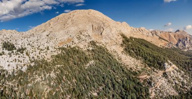 Gökyüzünden çarpıcı manzaralar gerçekten nefes kesici, dağların sivri tepeleri gökyüzüne doğru keskin bir şekilde yükseliyor..