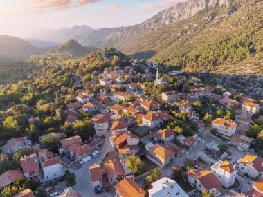 Yukarıdan bakıldığında, Türk Ormana köyü renkli evler ve canlı bahçeler engebeli Taurus dağ arazisine karşı çarpıcı bir kontrast oluşturuyor..