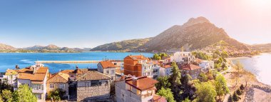 Isparta bölgesindeki Egirdir Gölü ve kasabasının panoramik hava manzarası. Gayrimenkul ve evler. Türkiye 'de turkuaz sakin ve ulusal parkın manzaralı kıyıları