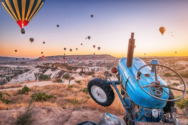 Prachtig Panoramisch Uitzicht Vallei Cappadocië Met Magische Vliegende Ballonnen Tractor — Stockfoto