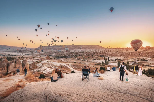 2022年9月12日トルコ ゴレメ カパドシアの渓谷のパノラマの景色を楽しむ人々と観光客視点から日没時に魔法の飛行気球 — ストック写真