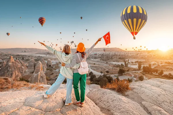 Freundinnen Reisende Mit Türkischer Flagge Umarmen Sich Auf Einem Aussichtspunkt — Stockfoto