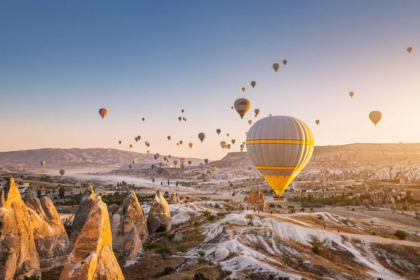 Prachtig Panoramisch Uitzicht Vallei Cappadocië Met Magische Vliegende Ballonnen Bij — Stockfoto