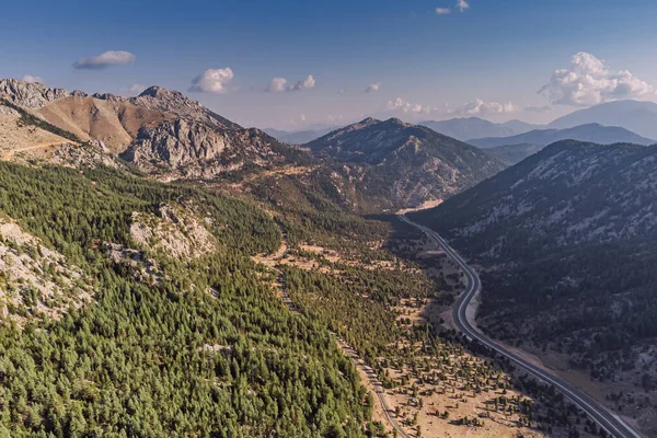 stock image The aerial view of the scenic mountain road in Turkey is truly majestic, as it offers a breathtaking panorama of the surrounding landscape.