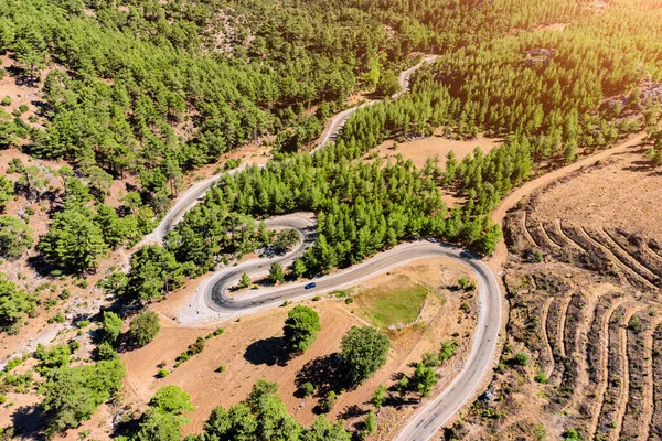 在险峻雄伟的山口 空中俯瞰一条风景秀丽的蛇路 — 图库照片
