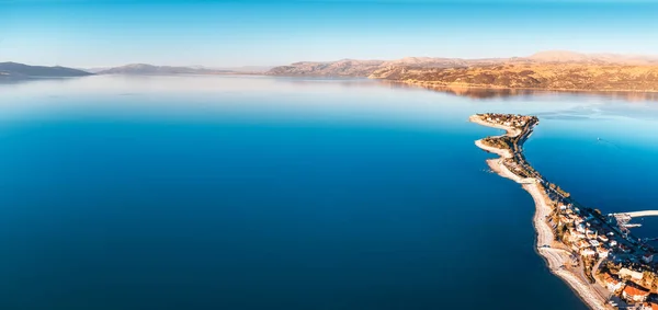 Vista Aérea Majestosa Lago Calmo Litoral Com Península Egirdir Turkiye — Fotografia de Stock