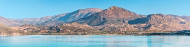 Egirdir Gölü ve Isparta bölgesinin panoramik manzarası. Türkiye 'de turkuaz sakin ve ulusal parkın manzaralı kıyıları