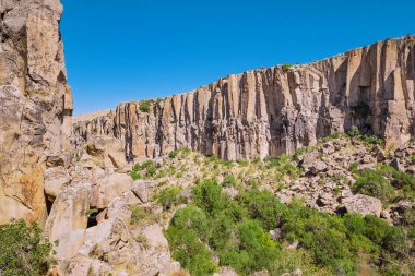 Kapadokya ve Türkiye 'nin ünlü ve popüler turistik merkezi, yürüyüş yolları olan derin bir vadi ve dik uçurumları olan İhlara Vadisi' dir.