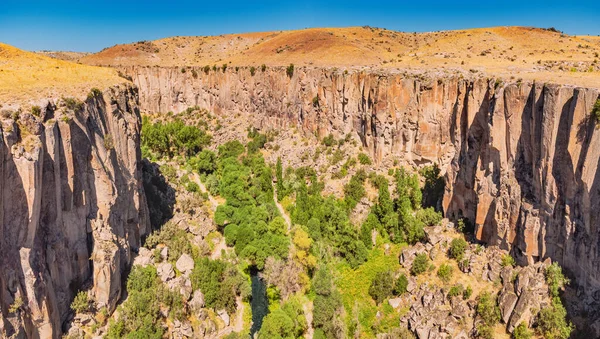 卡巴多西亚和土耳其的热门旅游目的地 有着深谷和陡峭悬崖的Ihlara山谷的空中景观 — 图库照片
