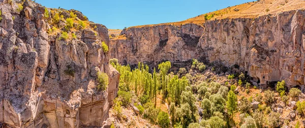 カッパドキアとトルコの人気のある旅行先の空中ビュー 深い峡谷と急な崖とイララ渓谷 — ストック写真
